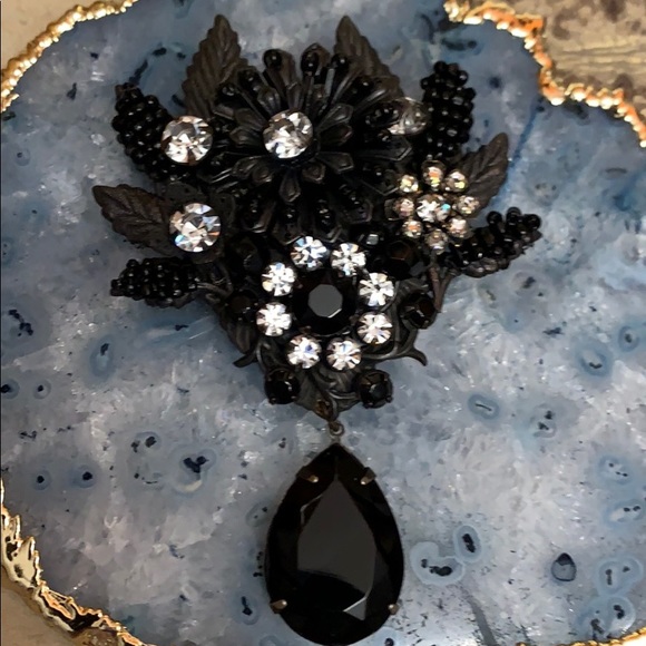 Miriam Haskell Jewelry - MIRIAM HASKELL BLACK GLASS BROOCH PIN